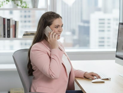 Femme assise a un bureau qui parle au téléphone avec les spécialistes Google
